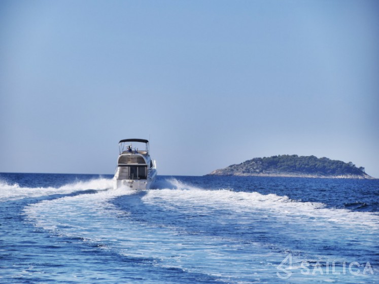 Phantom 40 - Yacht Charter Sailica