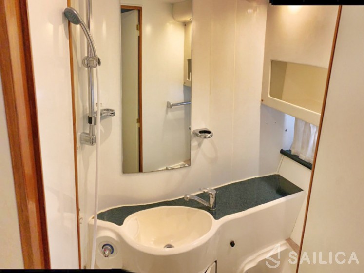 Phantom 40 - Yacht Charter Sailica