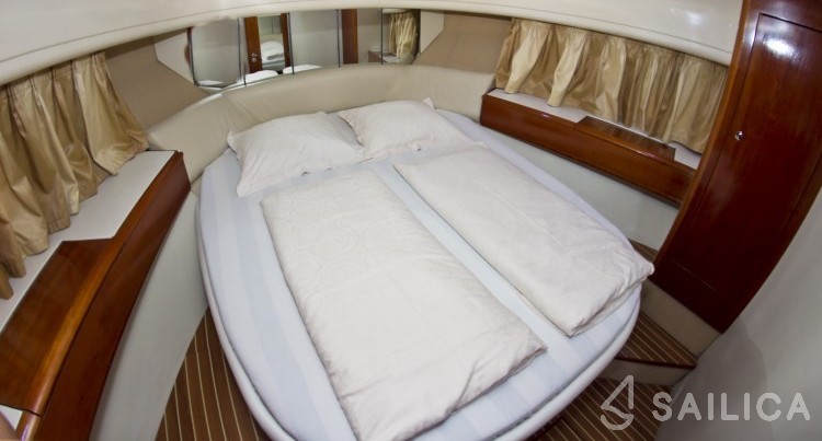 Phantom 40 - Yacht Charter Sailica
