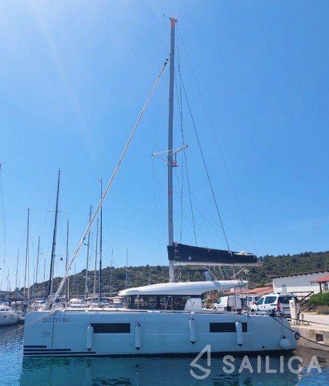 Lagoon 40 - Yacht Charter Sailica