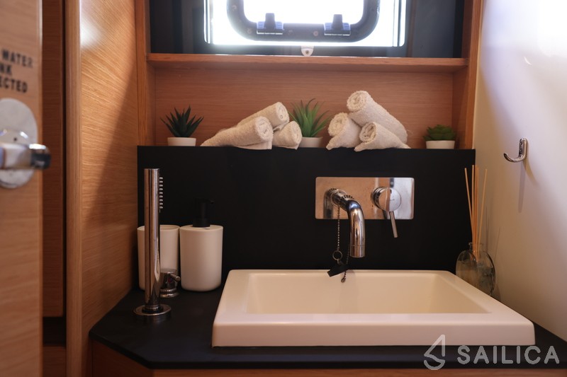 Nautitech 46 Fly - Yacht Charter Sailica