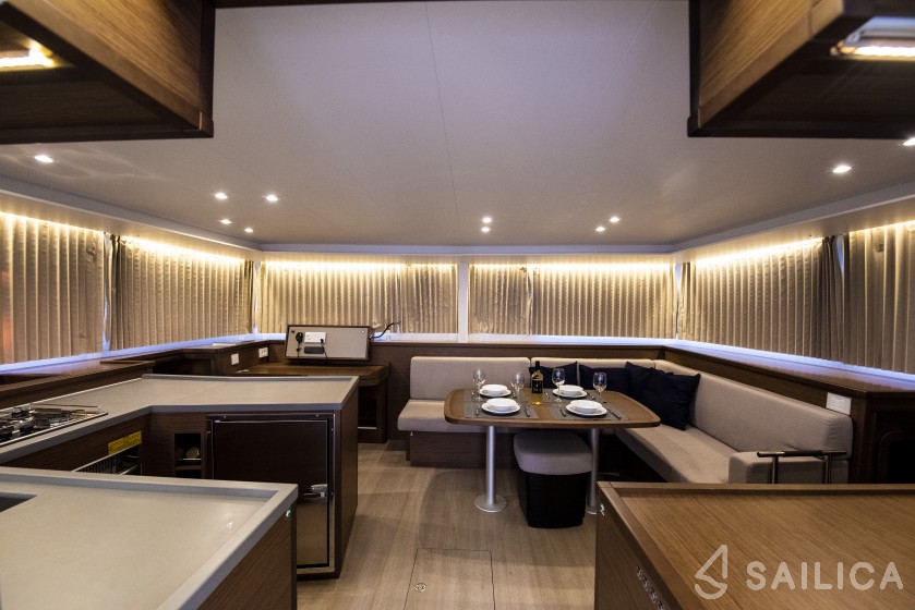 Lagoon 450  Flybridge - Yacht Charter Sailica