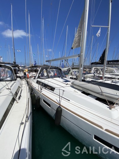 Oceanis 45 - Yacht Charter Sailica