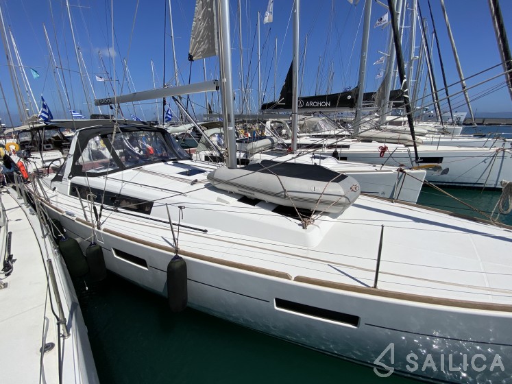 Oceanis 45 - Yacht Charter Sailica
