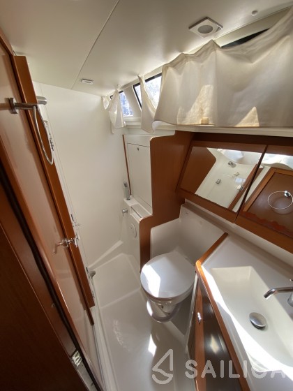 Oceanis 45 - Yacht Charter Sailica