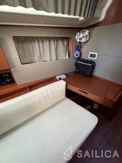 Oceanis 41.1 - Yacht Charter Sailica