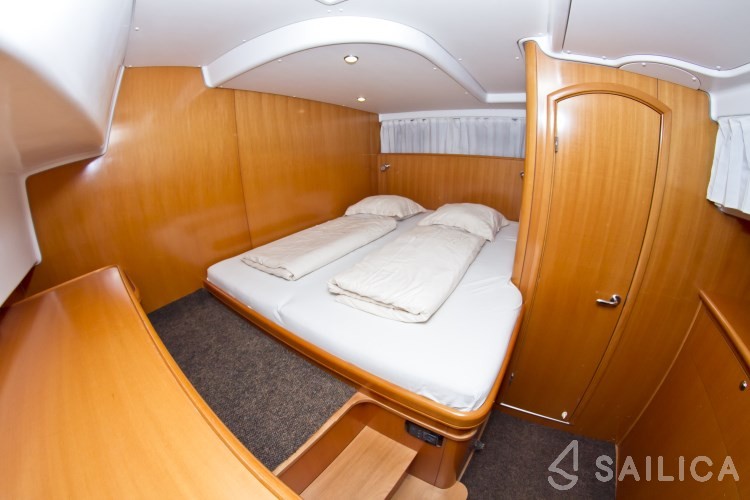 Lagoon Power 43 - Yacht Charter Sailica