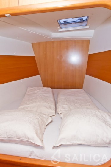 Lagoon Power 43 - Yacht Charter Sailica