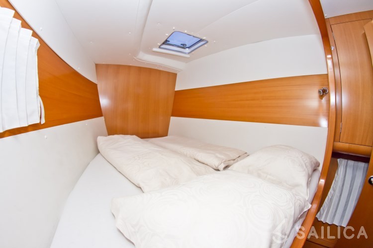 Lagoon Power 43 - Yacht Charter Sailica