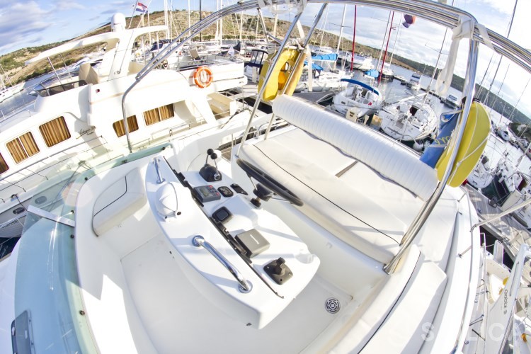 Lagoon Power 43 - Yacht Charter Sailica