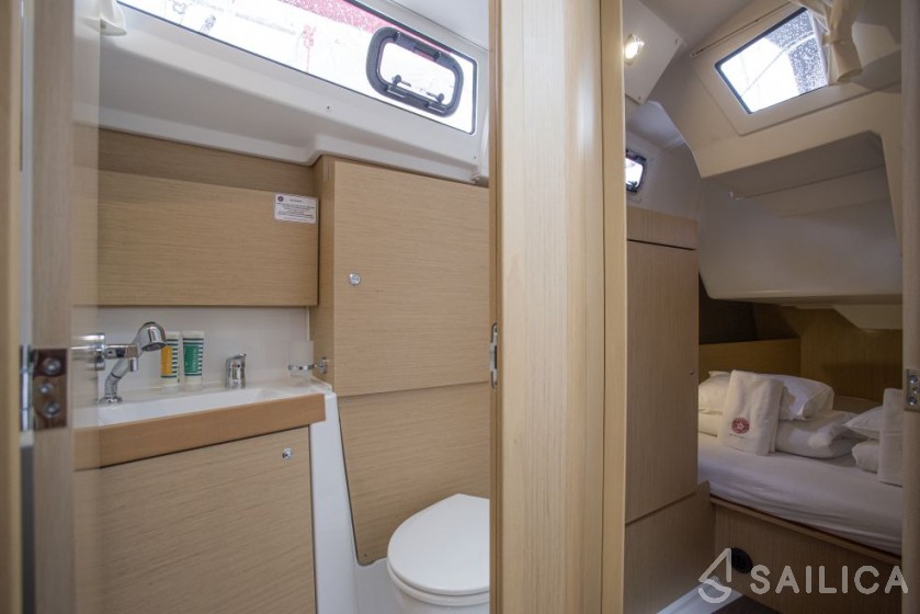 Oceanis 38.1 - Yacht Charter Sailica