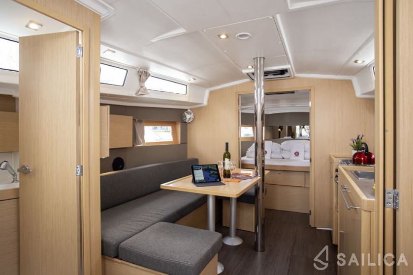 Oceanis 38.1 - Yacht Charter Sailica