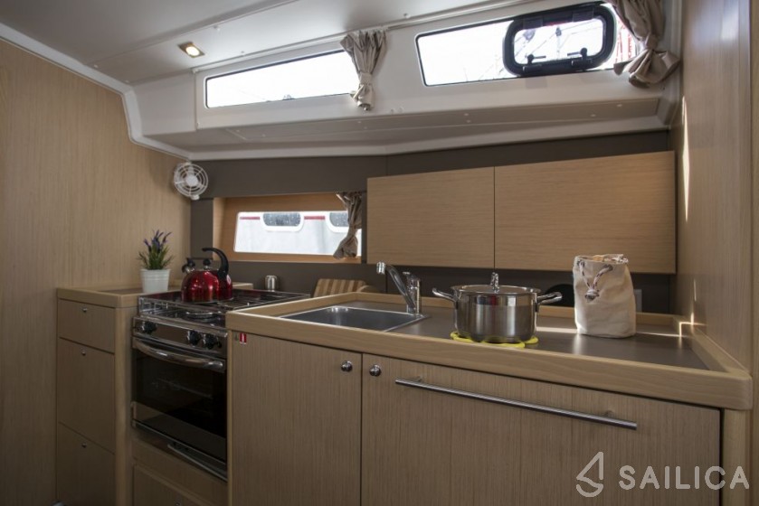 Oceanis 38.1 - Yacht Charter Sailica