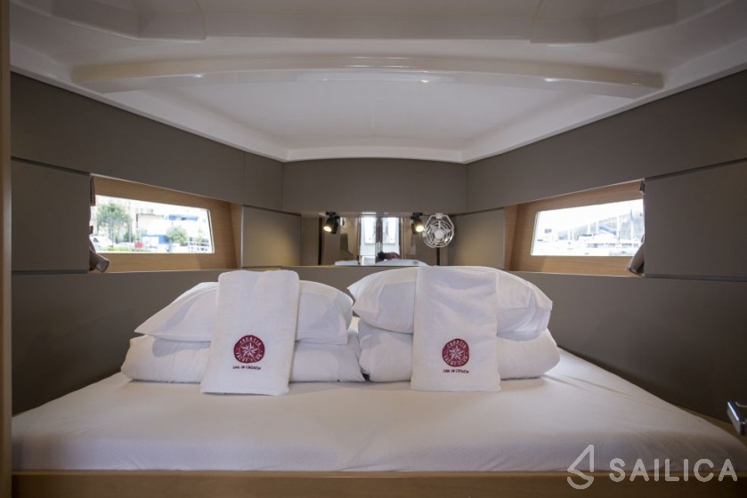 Oceanis 38.1 - Yacht Charter Sailica