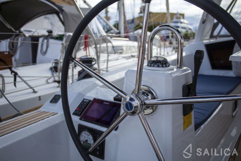Oceanis 38.1 - Yacht Charter Sailica