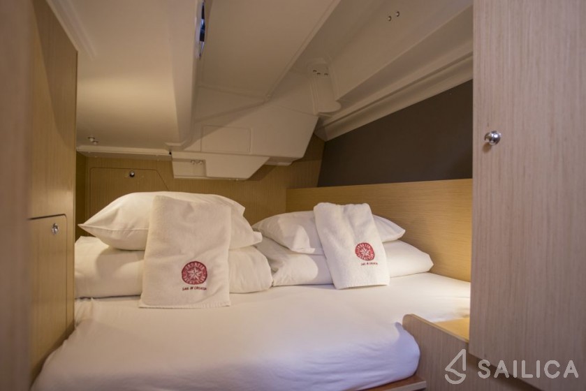 Oceanis 38.1 - Yacht Charter Sailica