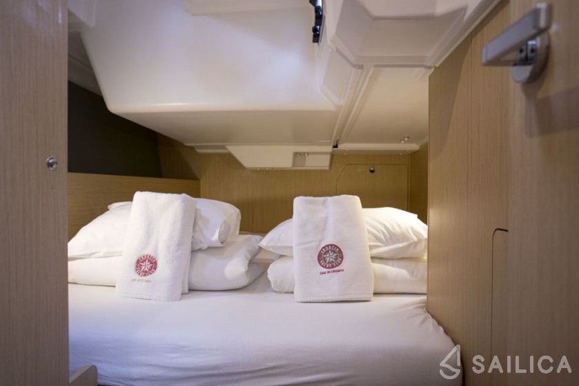 Oceanis 38.1 - Yacht Charter Sailica