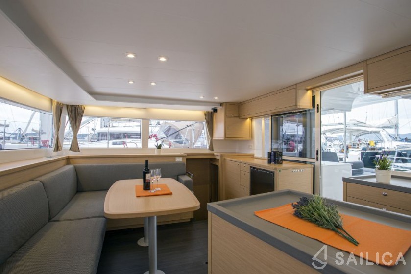 Lagoon 450  Flybridge - Yacht Charter Sailica