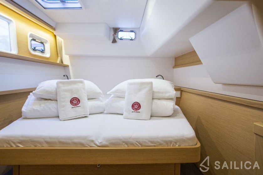 Lagoon 450  Flybridge - Yacht Charter Sailica