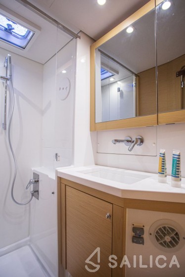 Lagoon 450  Flybridge - Yacht Charter Sailica