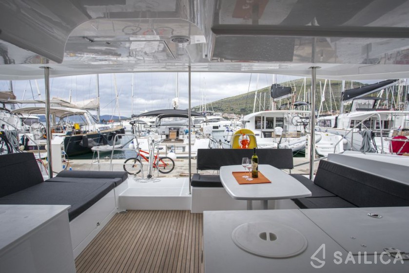 Lagoon 450  Flybridge - Yacht Charter Sailica