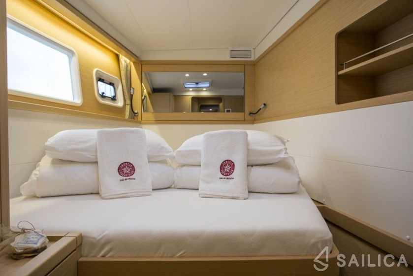 Lagoon 450  Flybridge - Yacht Charter Sailica