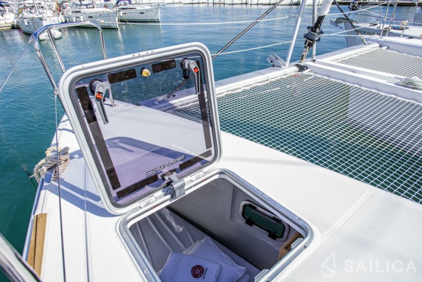 Lagoon 450  Flybridge - Yacht Charter Sailica