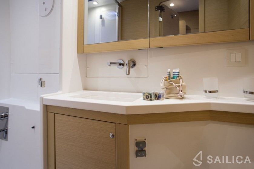 Lagoon 450  Flybridge - Yacht Charter Sailica
