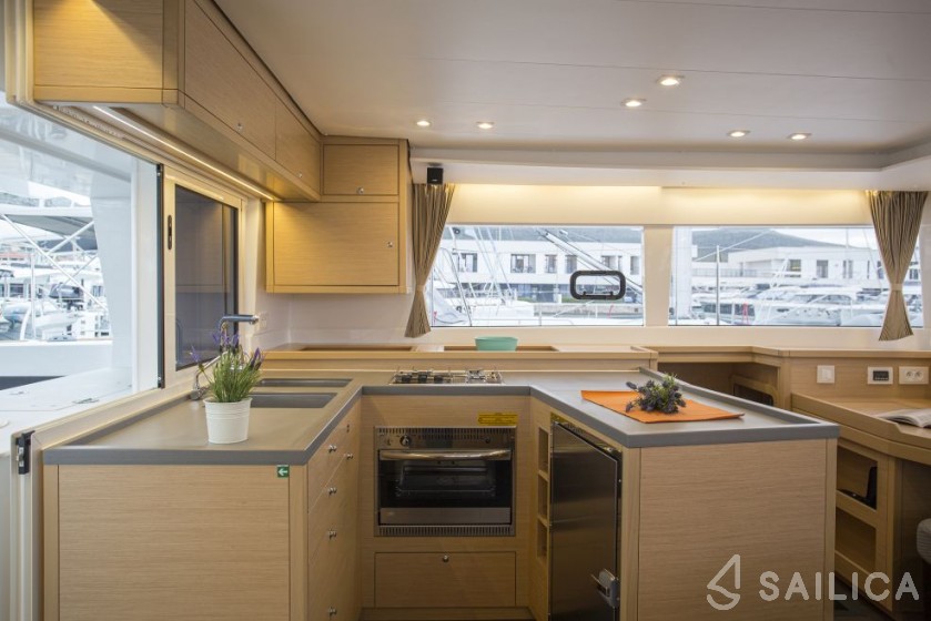 Lagoon 450  Flybridge - Yacht Charter Sailica
