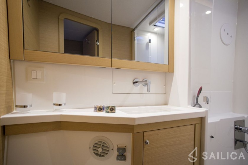 Lagoon 450  Flybridge - Yacht Charter Sailica
