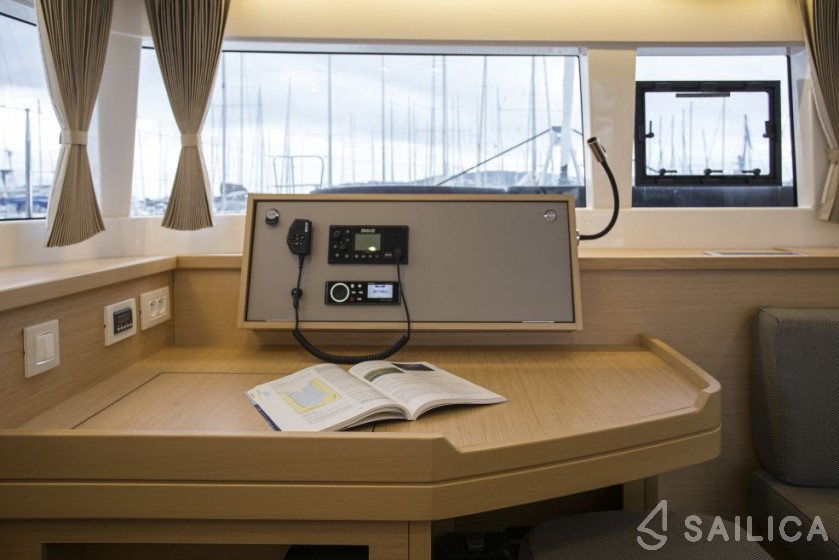 Lagoon 450  Flybridge - Yacht Charter Sailica