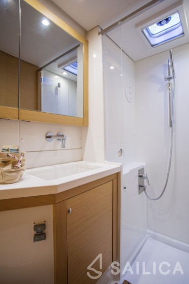 Lagoon 450  Flybridge - Yacht Charter Sailica