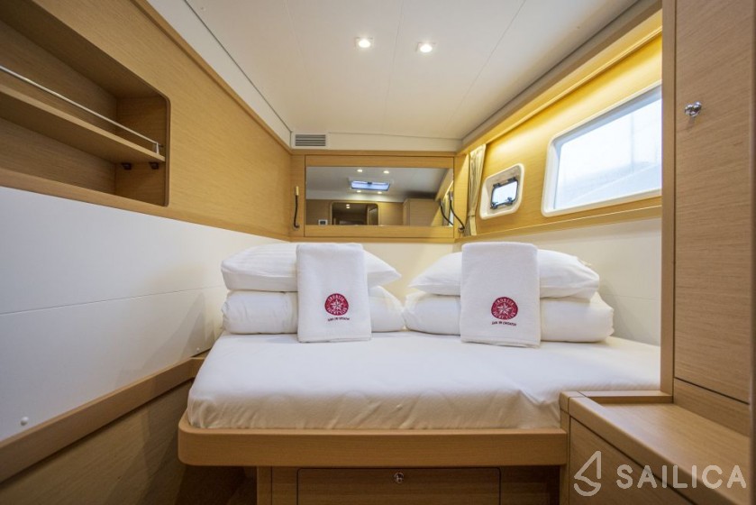 Lagoon 450  Flybridge - Yacht Charter Sailica