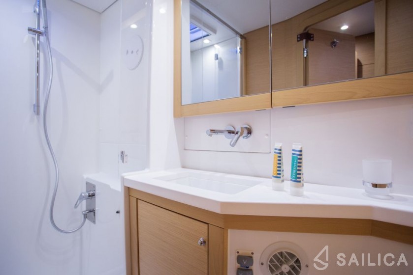 Lagoon 450  Flybridge - Yacht Charter Sailica