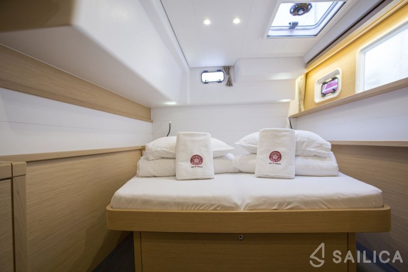 Lagoon 450  Flybridge - Yacht Charter Sailica