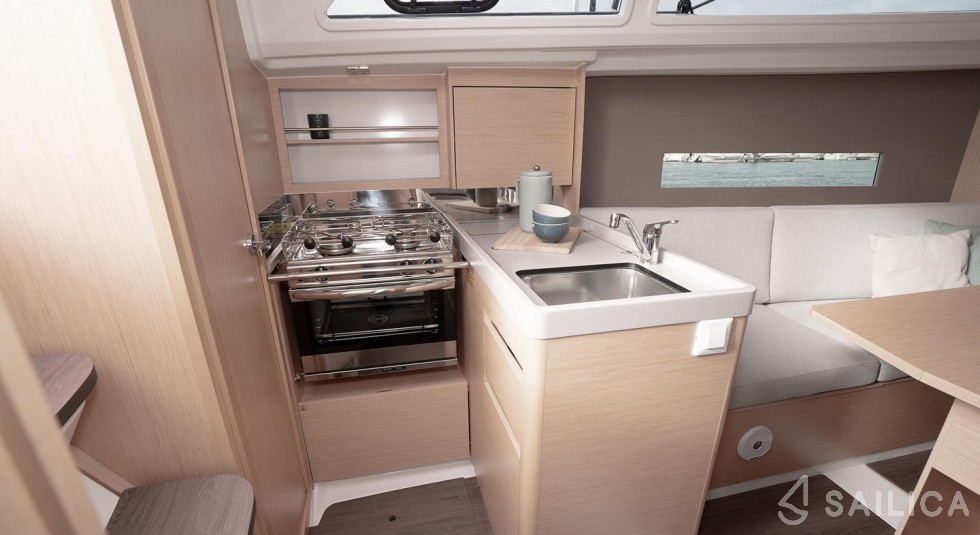 Oceanis 30.1 - Yacht Charter Sailica