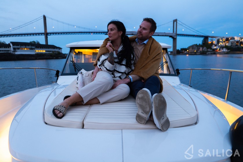 Greenline 33 - Yacht Charter Sailica