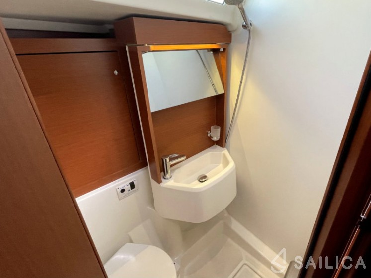 Oceanis 51.1 - Yacht Charter Sailica