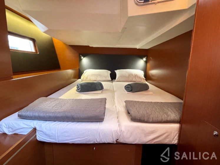 Oceanis 51.1 - Yacht Charter Sailica