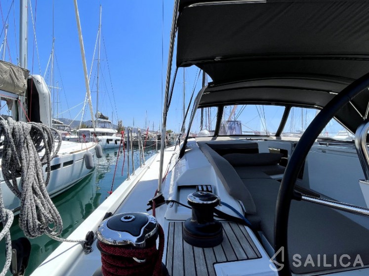 Oceanis 51.1 - Yacht Charter Sailica
