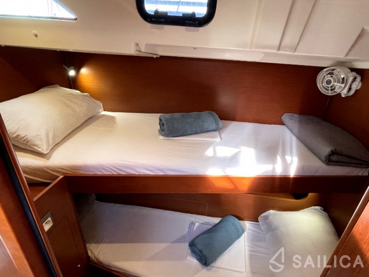 Oceanis 51.1 - Yacht Charter Sailica