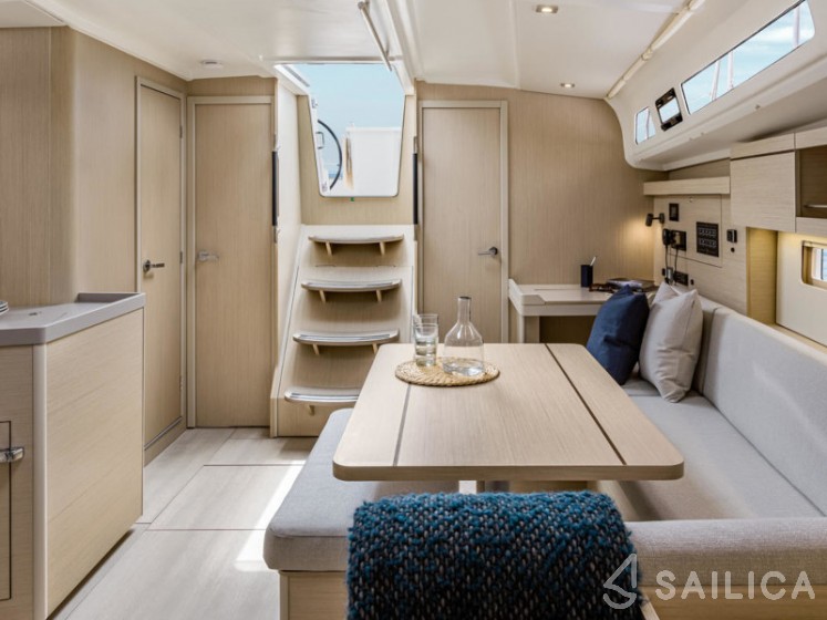 Oceanis 40.1 - Yacht Charter Sailica