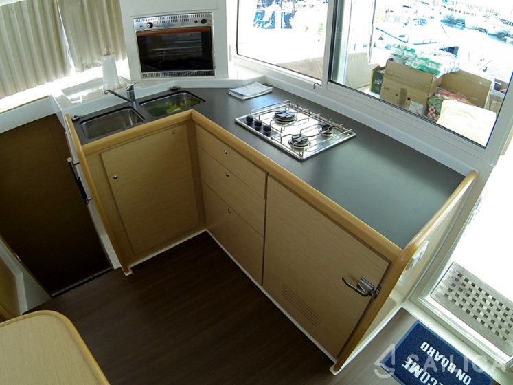 Lagoon 400 - Yacht Charter Sailica