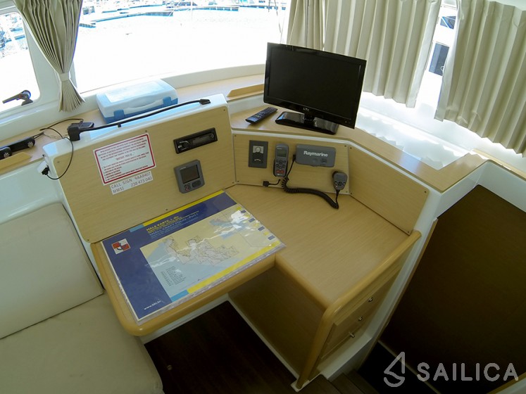 Lagoon 400 - Yacht Charter Sailica