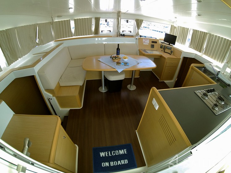 Lagoon 400 - Yacht Charter Sailica
