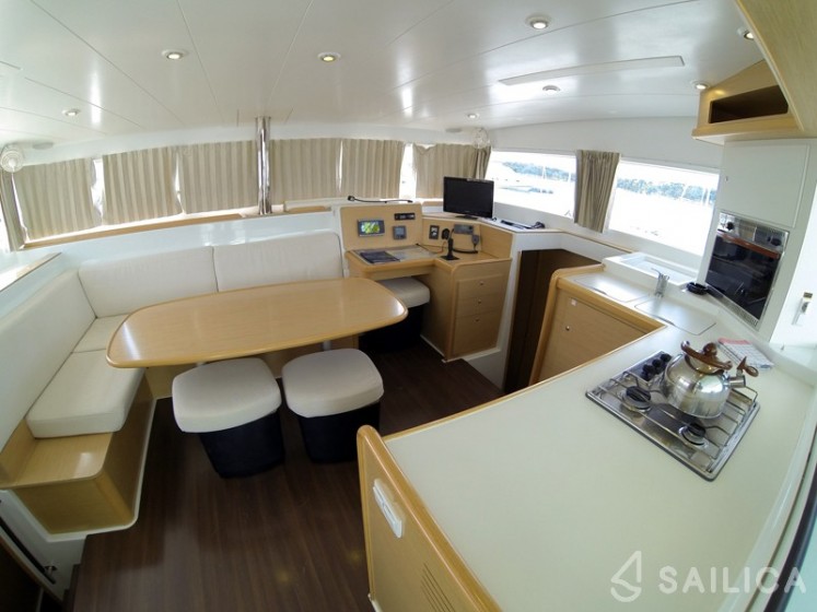Lagoon 400 - Yacht Charter Sailica