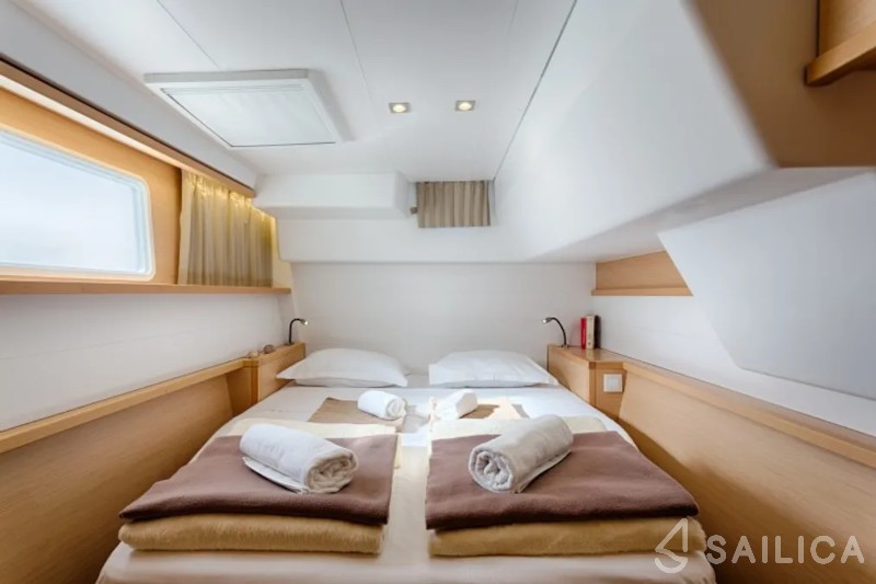Lagoon 450  Flybridge - Yacht Charter Sailica
