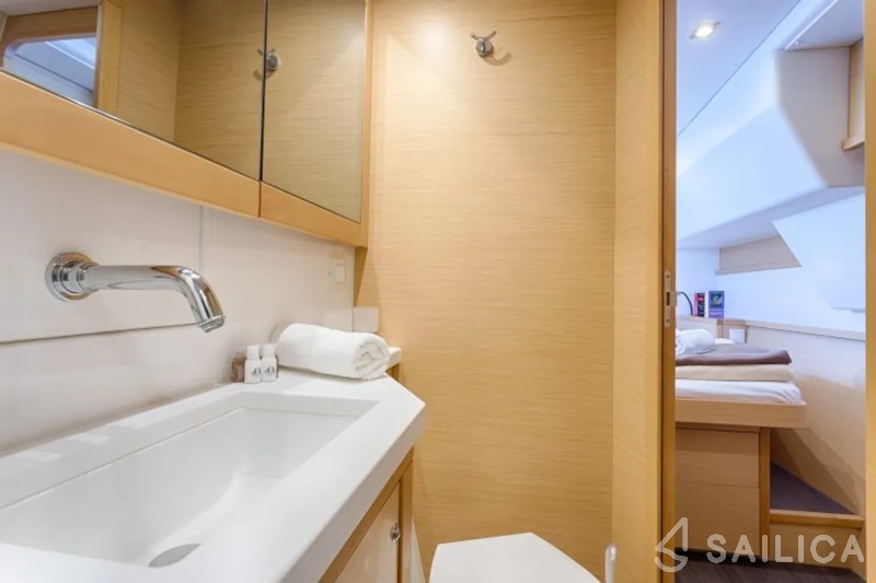 Lagoon 450  Flybridge - Yacht Charter Sailica