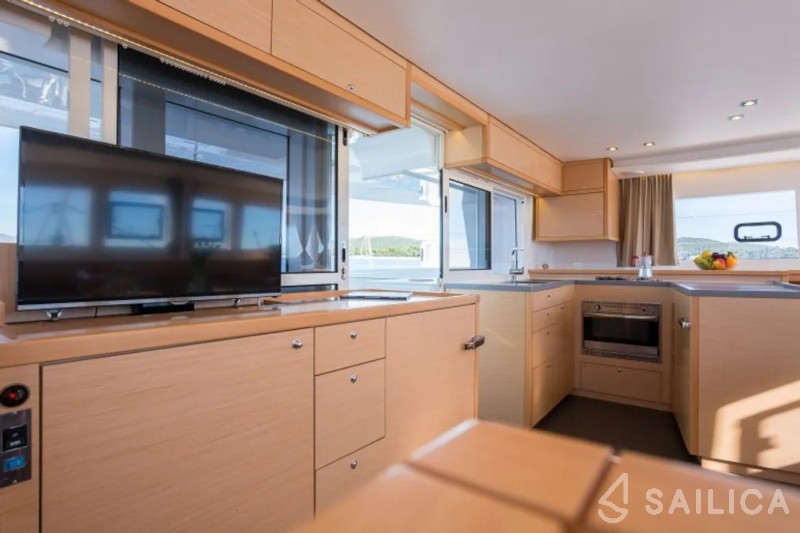 Lagoon 450  Flybridge - Yacht Charter Sailica