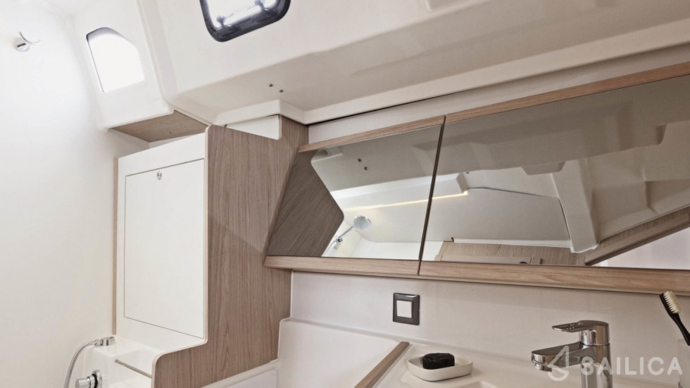 Oceanis 46 - Yacht Charter Sailica